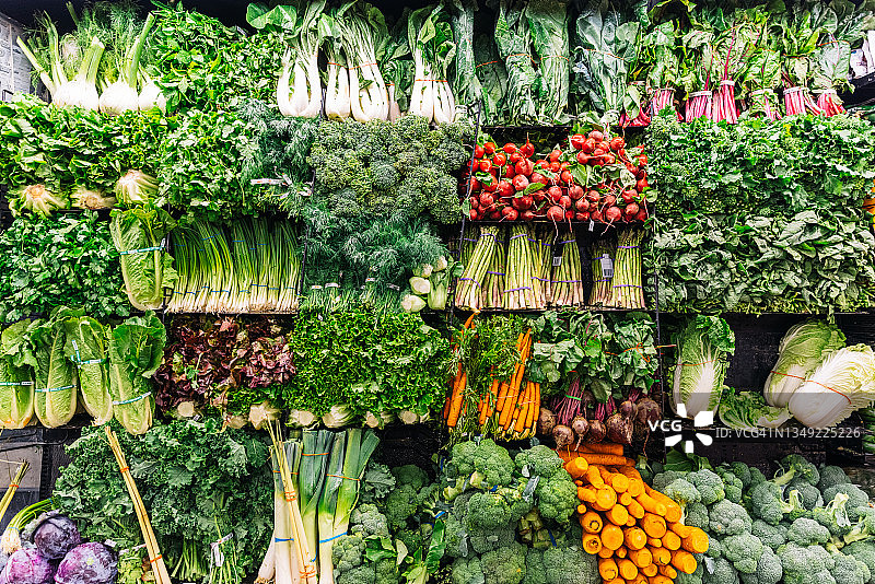 超市里陈列的新鲜蔬菜和蔬菜图片素材