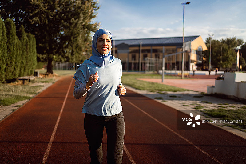 穆斯林女子田径运动员，进行户外训练图片素材