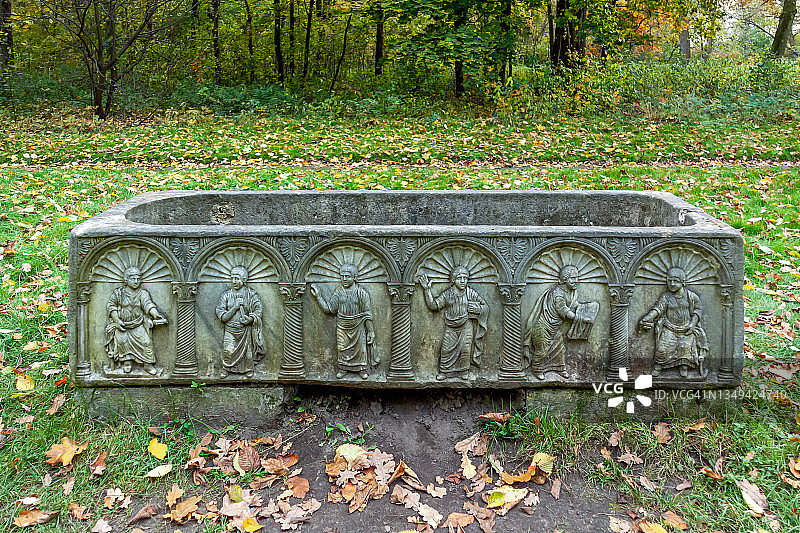 一个古老的石棺躺在一个叫做“马戏团”的地方，在波兰方舟公园。图片素材