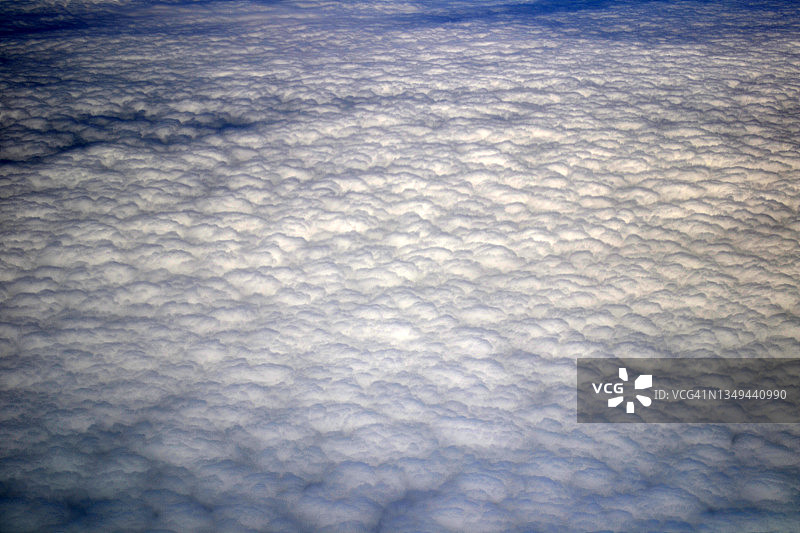 白云的涟漪在天空中蔓延开来图片素材