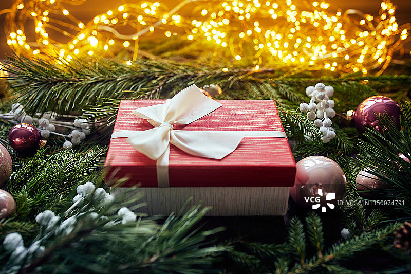 一个美丽的新年和圣诞贺卡与圣诞树树枝和圣诞球与一个地方的短信或祝贺图片素材