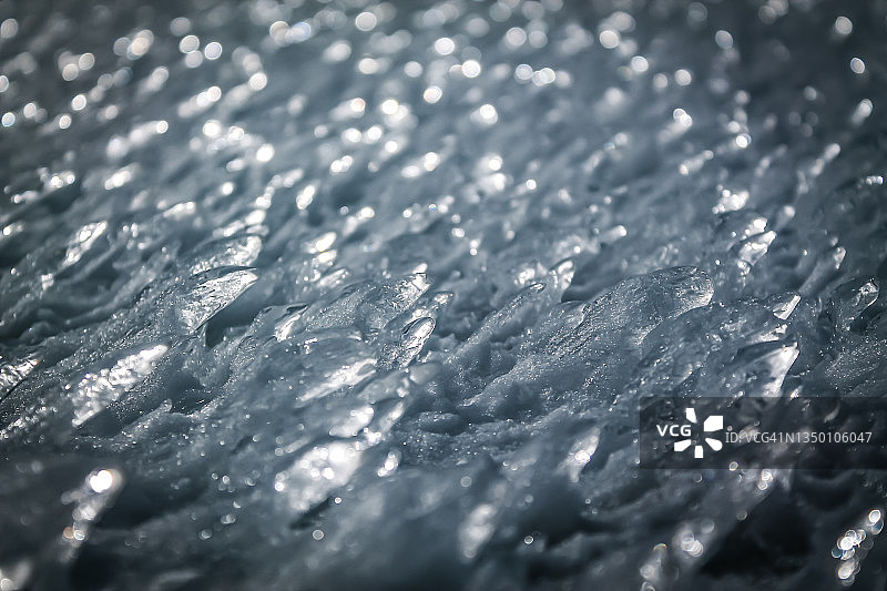 欧洲阿尔卑斯山冬季地面结冰水的特写图像。图片素材