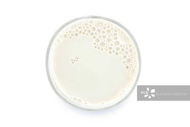 白色背景上的牛奶图片素材