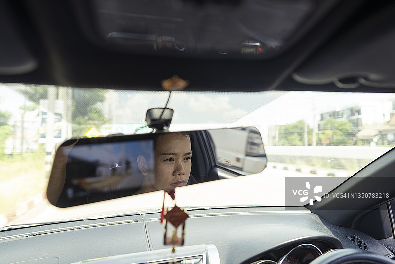 从生态汽车内部的观点年轻的成年女性手驾驶方向盘汽车在道路上图片素材