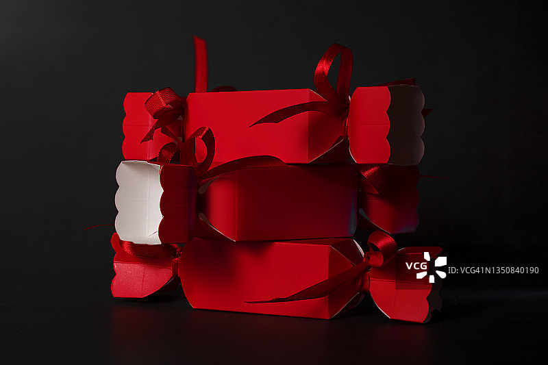 糖果形状的圣诞礼盒在黑暗的背景。图片素材