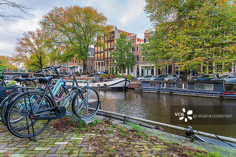 荷兰阿姆斯特丹运河中停放在自行车架上的自行车图片素材