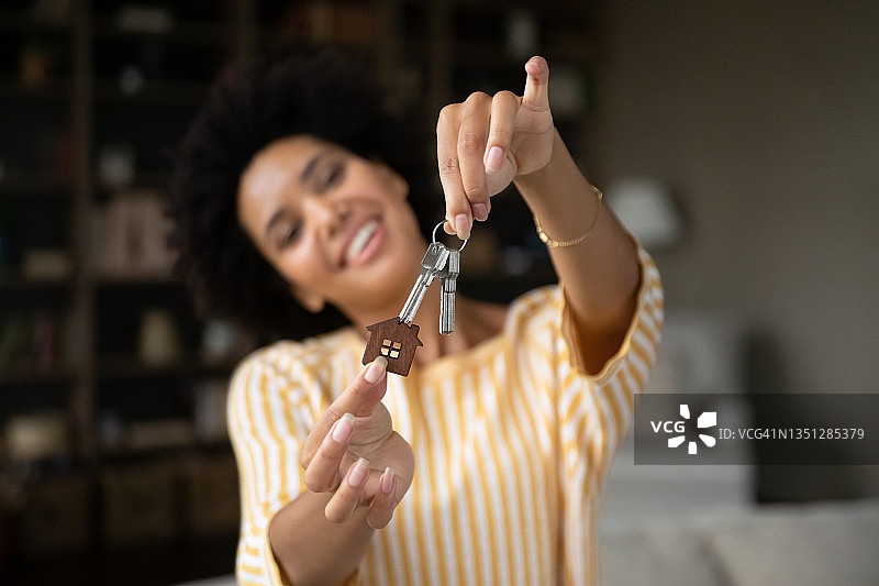 靠近快乐的非裔美国女人手里拿着钥匙。图片素材