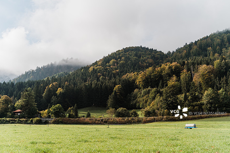 秋天时，施里尔湖周围的山地景观图片素材