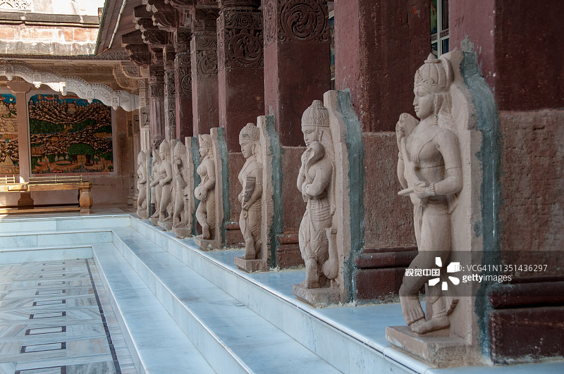 印度神庙里的神之女奴舞者雕像。图片素材