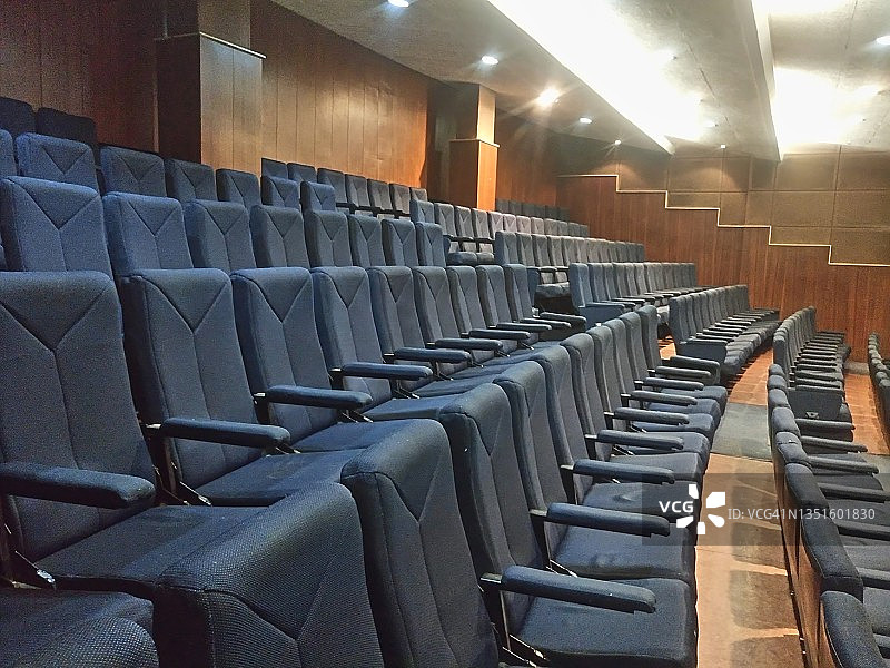 COVID-19期间电影院或剧院的座位空无一人图片素材