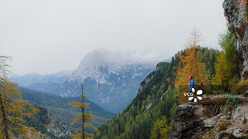 年轻的女背包客在山野中享受秋天的时光图片素材