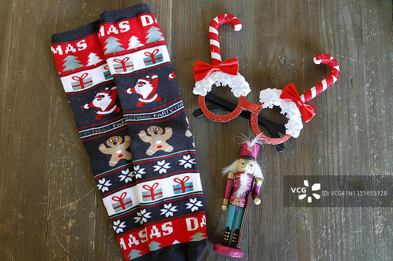 木制背景上的圣诞袜子和装饰品图片素材