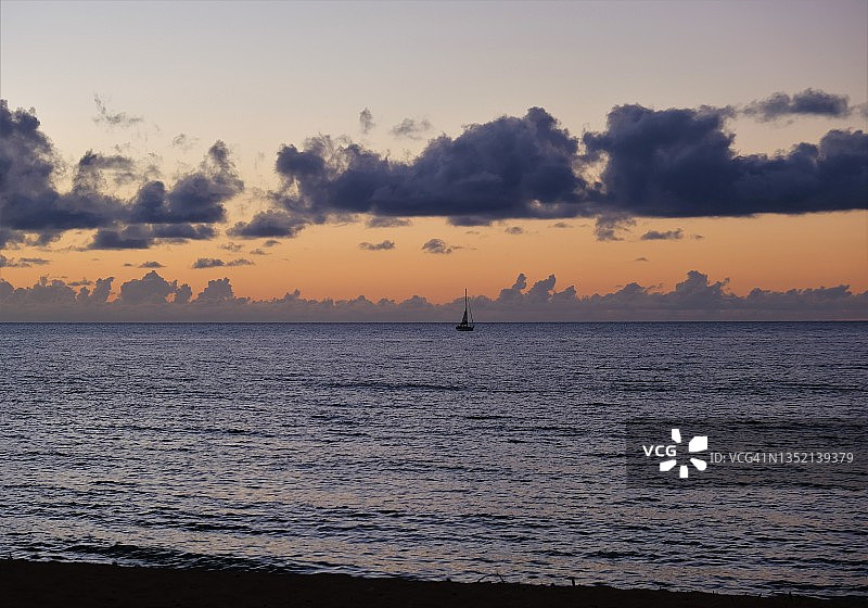 阿里海滩公园日落，哈莱瓦，瓦胡岛图片素材