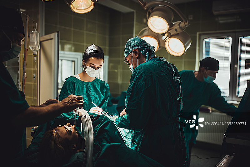 外科医生正在为一名妇女动手术图片素材