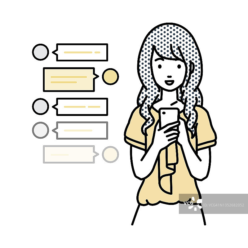 一名女性穿着休闲的工作风格，喜欢通过社交网络聊天，站在那里看着手里的智能手机图片素材