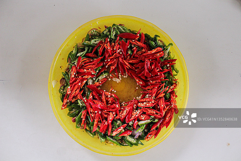 红辣椒和绿辣椒混合图片素材