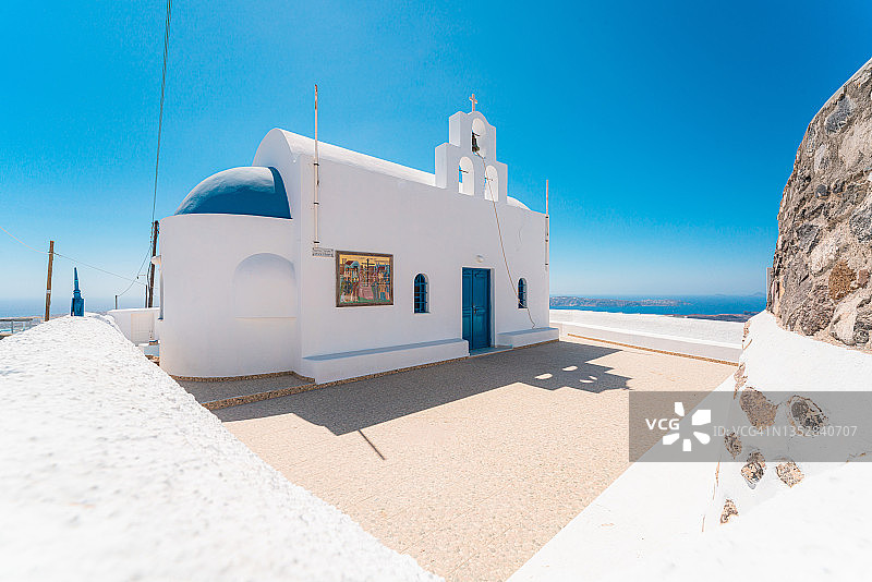 希腊圣托里尼岛著名的传统蓝色圆顶教堂图片素材