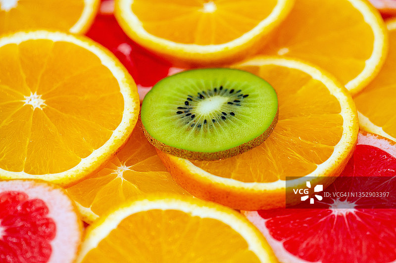 猕猴桃片放在柑橘类水果片上图片素材
