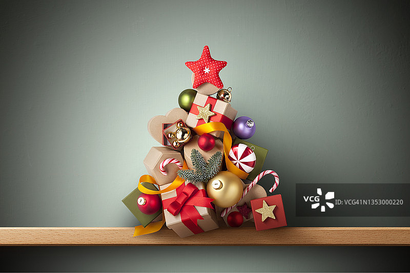 用礼物和装饰品做成的圣诞树。图片素材