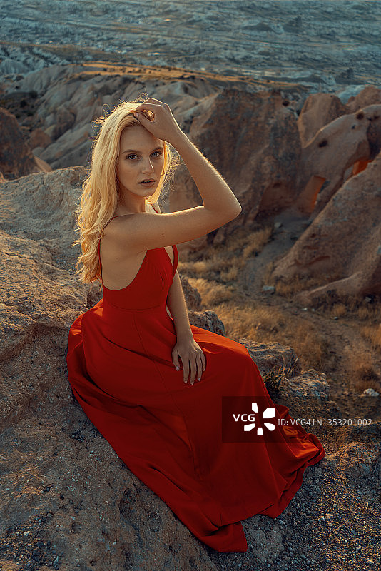 卡帕多西亚穿红裙子的年轻女子图片素材