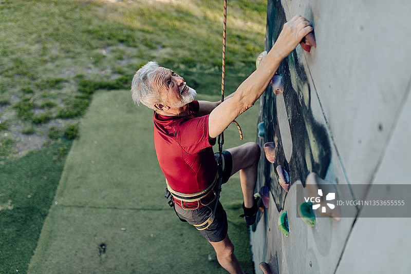 一个老年人的肖像享受运动攀岩训练图片素材