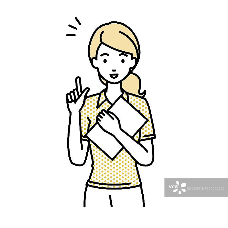一个穿着polo衫的女人用笔记本电脑，用手指着她的桌子来获取灵感图片素材