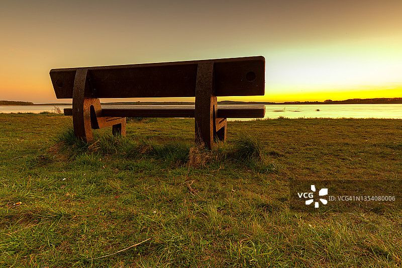 日落时湖边的长椅图片素材