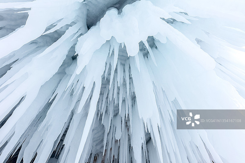冰冷的自然模式。冰洞里巨大的冰晶钟乳石。贝加尔湖。图片素材