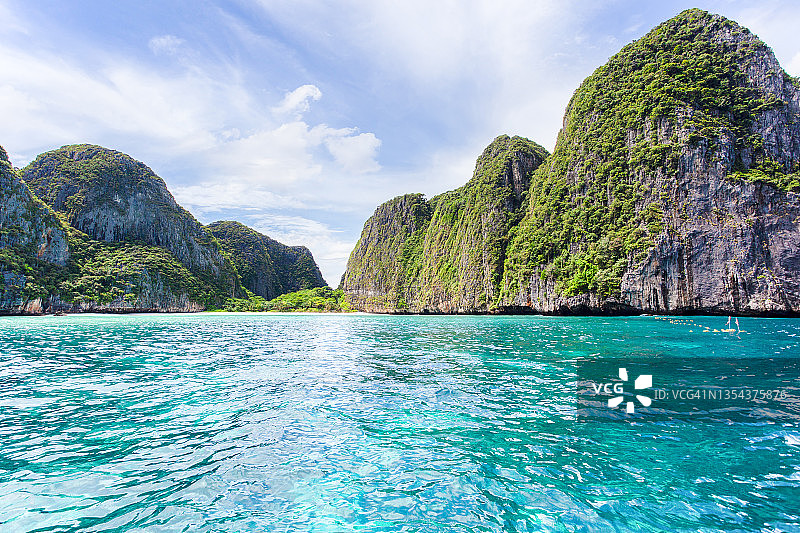 阳光明媚的日子里，泰国甲米省美丽的热带岛屿湾图片素材
