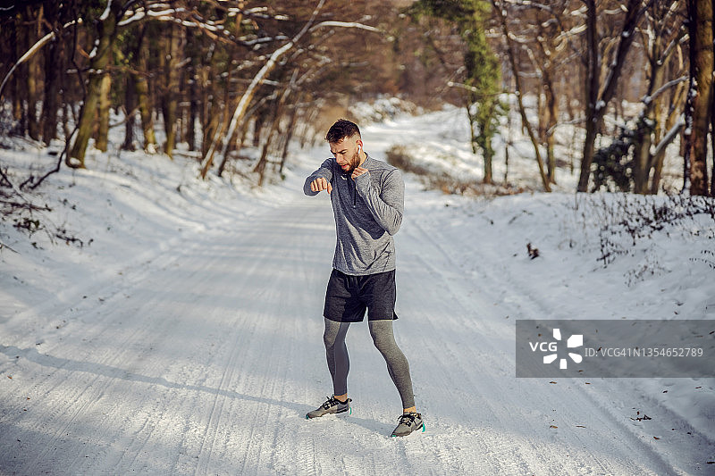 在雪天，运动员在大自然中节约。冬季健身，节约运动，户外健身图片素材