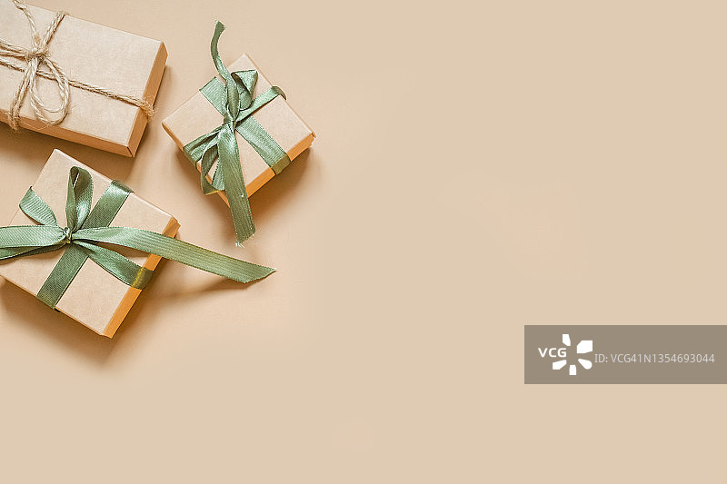 圣诞礼物零浪费，环保手工制作盒包装礼品牛皮纸木桌，环保圣诞节日概念，圣诞礼物包装，环保装饰横幅图片素材