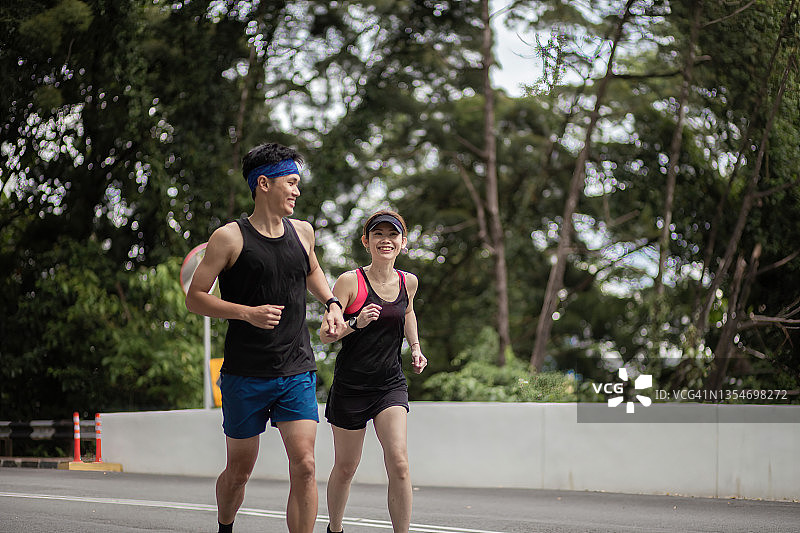 亚洲夫妇中国运动员跑步练习在周末图片素材