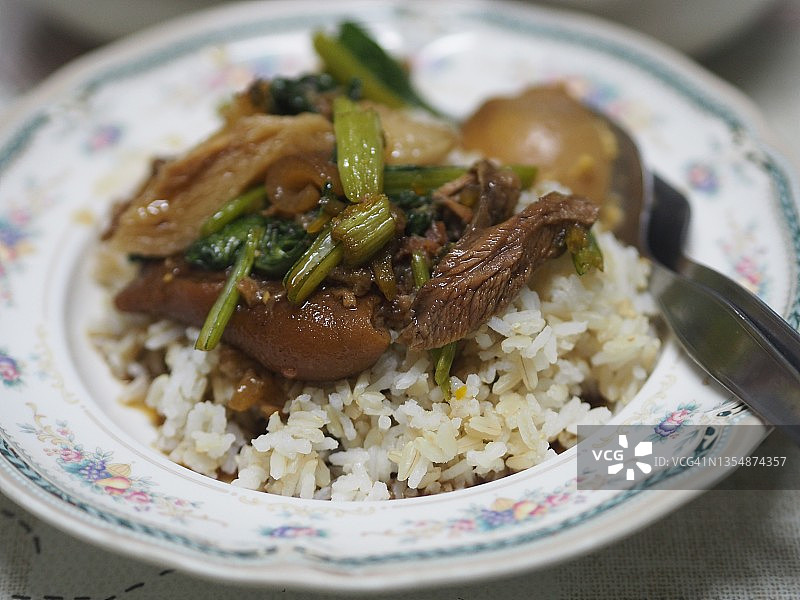 青衣菜焖猪腿配白米饭，猪腿配米饭，猪腿配米饭。鲜火腿米饭配菜图片素材