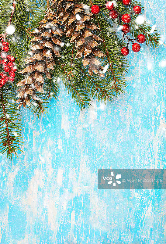 圣诞背景与冷杉枝和圣诞装饰木制的蓝色背景。图片素材