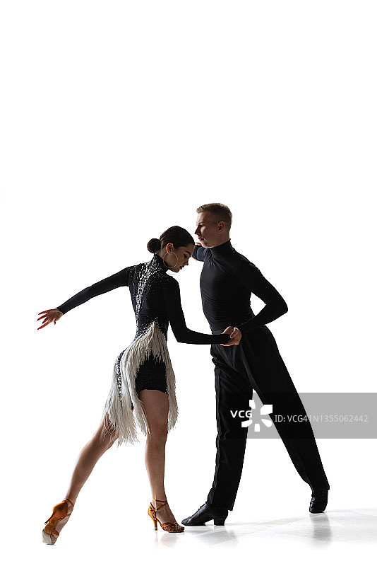 动态肖像年轻优雅的舞者，灵活的男人和女人跳舞交际舞孤立在白色工作室的背景。图片素材