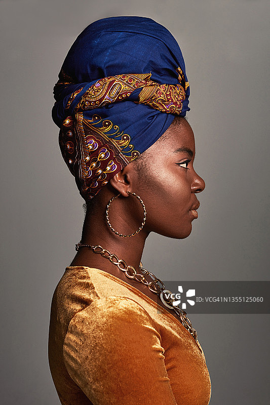 一名年轻女子在灰色背景下戴着传统的非洲头巾图片素材