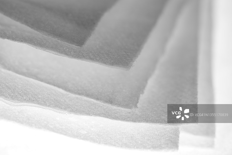 一层层的白色面巾纸衬着白色的背景图片素材