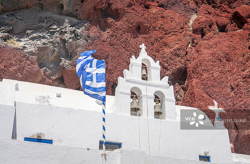 建于希腊圣托里尼的红色岩石上的白色希腊东正教教堂图片素材