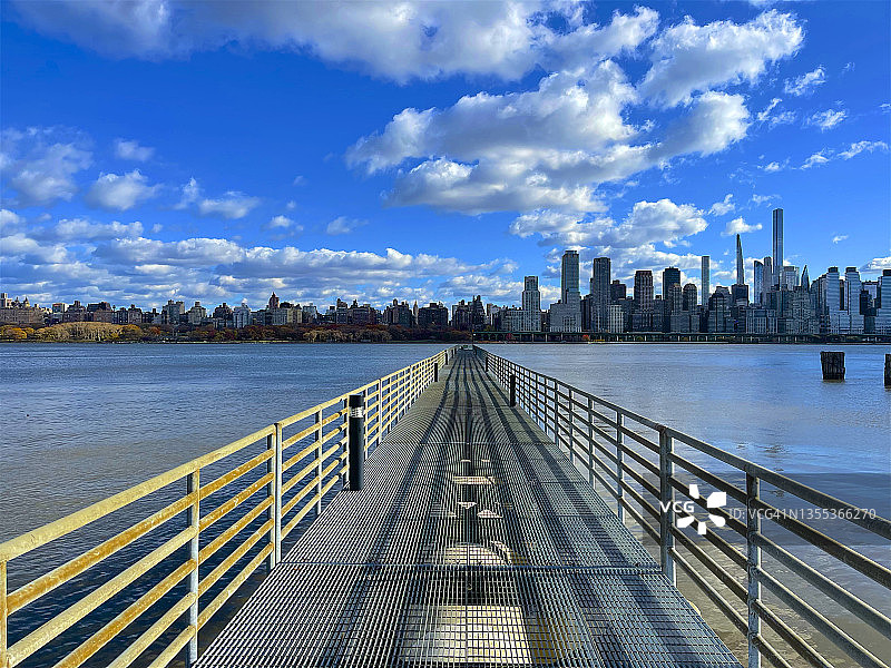 钢走道从新泽西延伸到河里，距离纽约市图片素材