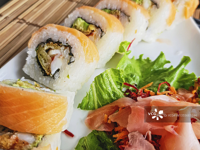寿司卷配虾和鲑鱼图片素材