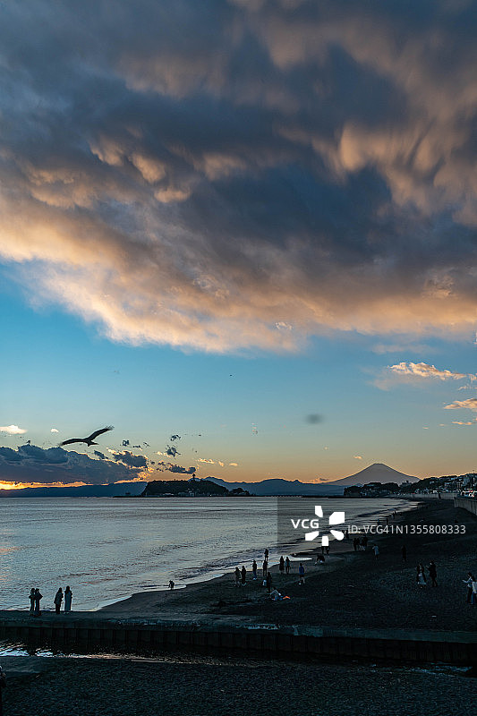 富士山和日本神奈川的日落海滩图片素材