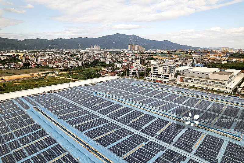 城镇工厂屋顶上的太阳能电池板图片素材
