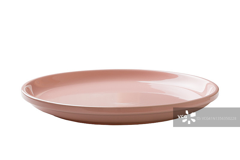 粉色陶瓷圆板孤立在白色背景。透视图图片素材