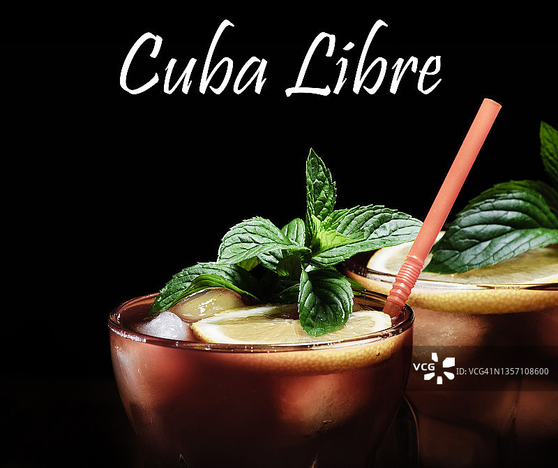 古巴自由鸡尾酒在乡村木制背景图片素材