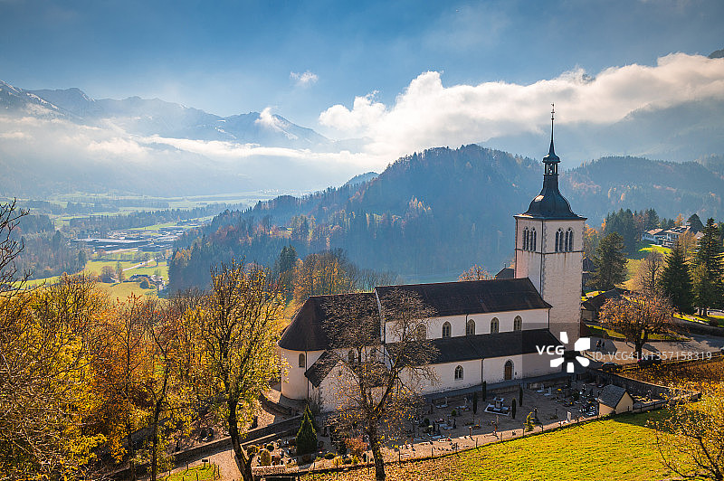 瑞士格鲁耶尔中世纪小镇上的教堂图片素材