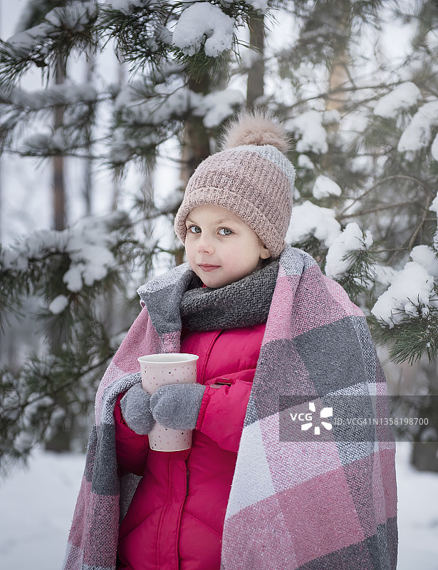 孩子在冬天。一个小女孩在外面的冬天。图片素材
