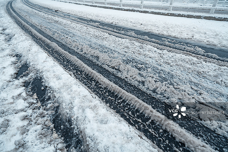 雪天沥青路面的全帧镜头图片素材