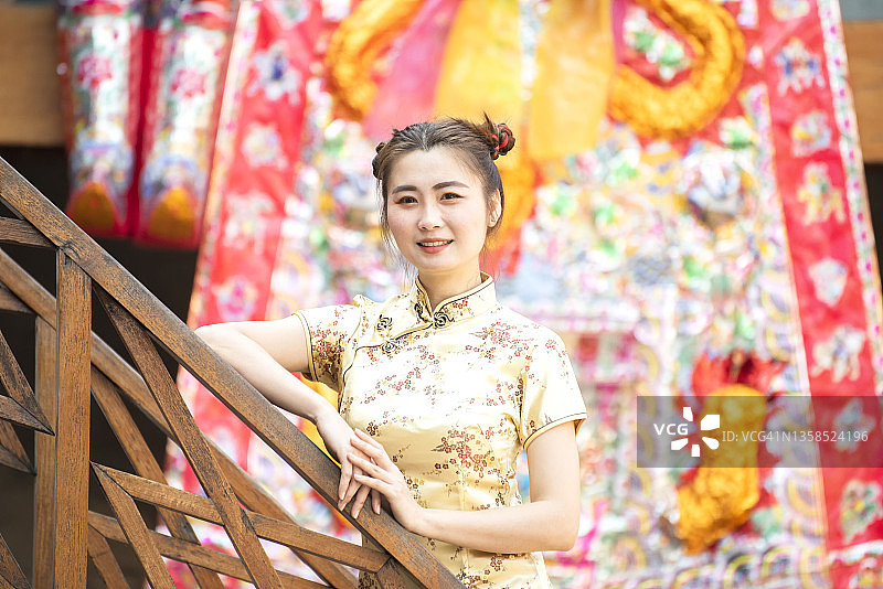 中国妇女穿着传统的旗袍。中国新年的概念。图片素材