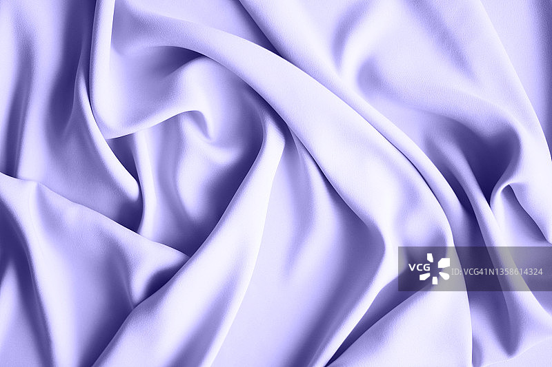 美丽的丝绸面料在时尚的紫色非常佩里颜色2022。图片素材