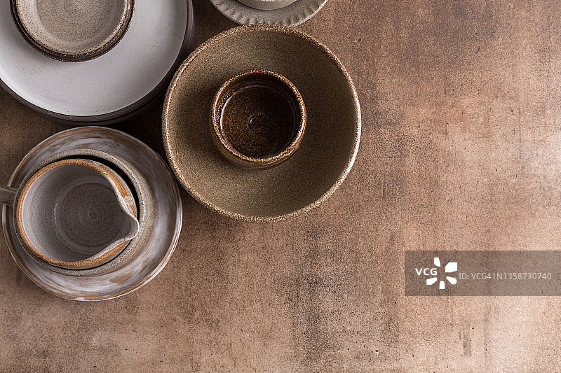 棕色背景的陶瓷餐具。陶瓷生产。图片素材